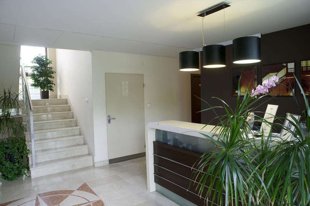 Neohotel Airport Szczyglice Buitenkant foto